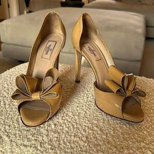 VALENTINO Garavani Couture Classic Bow Peep-Toe Heel, Nude Patent, Size 7.5✨👡✨